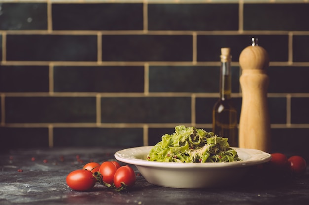 Pasta italiana vegana fresca con spinaci su uno sfondo scuro