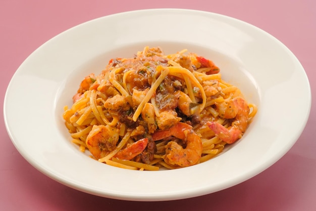 Pasta Jambalaya con pomodoro servita in un piatto isolato su sfondo vista laterale del fastfood