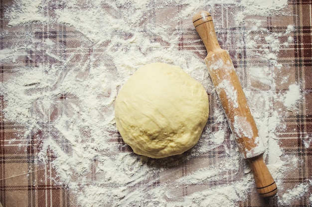 Pasta lievitata sul tavolo Cottura al forno Messa a fuoco selettiva