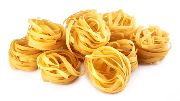 Pasta, maccheroni, spaghetti isolati su sfondo bianco, piatto laico, tracciato di ritaglio