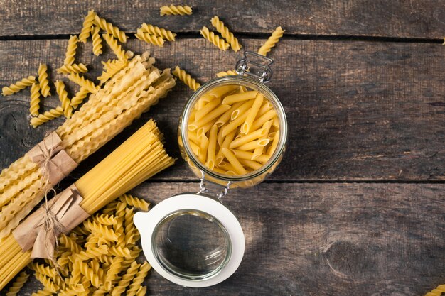 Pasta mista su un tavolo di legno.