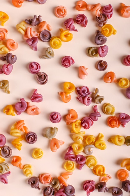 Pasta multicolore con l'aggiunta di colorante vegetale naturale