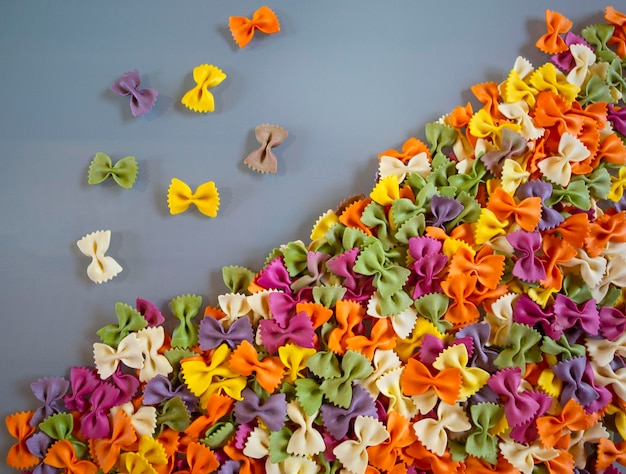 Pasta multicolori a forma di farfalle sfuse