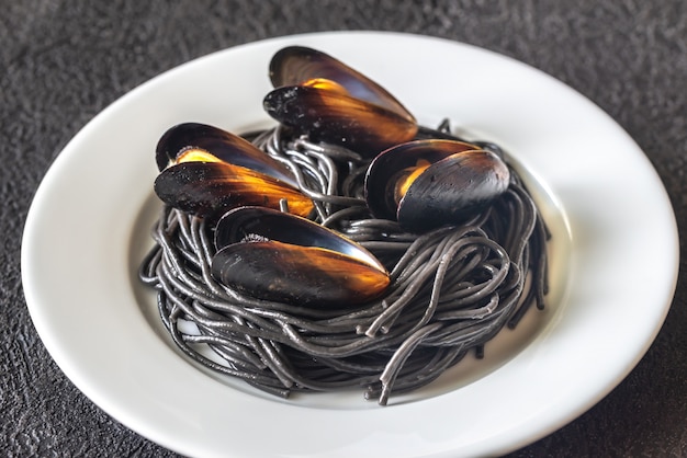 Pasta nera con cozze