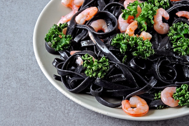 Pasta nera con gamberi.