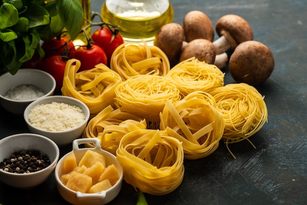 Pasta non cotta, con un set di prodotti e ingredienti per cucinare cibi tradizionali italiani