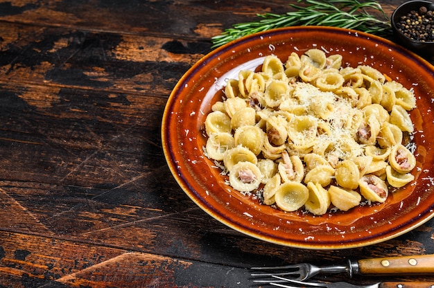 Pasta Orecchiette con pancetta, uovo, parmigiano a pasta dura e salsa alla panna