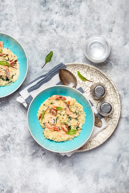 Pasta orzo ala risotto con gamberi reali, pomodori secchi e spinaci