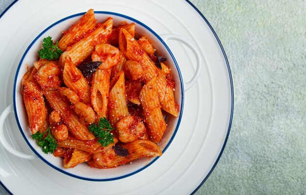 Pasta Penne con gamberetti in salsa di pomodoro close-up nessuna gente