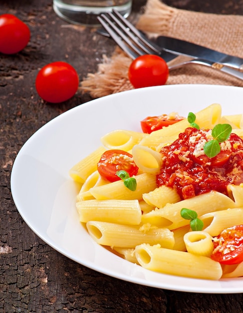 Pasta Penne con salsa bolognese, formaggio parmigiano e basilico