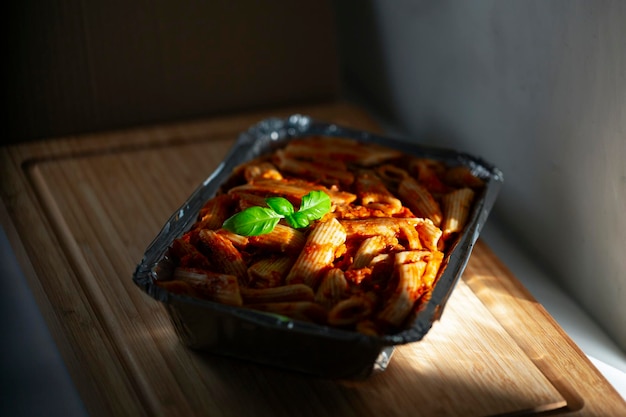 Pasta Penne con salsa di pomodoro Cucina italiana Fast Food consegna di cibo