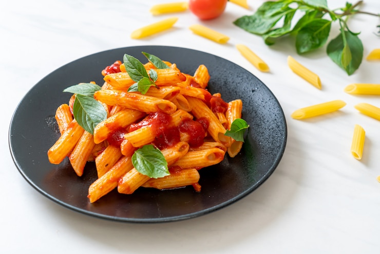 Foto pasta penne in salsa di pomodoro