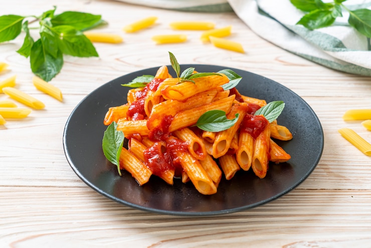 Foto pasta penne in salsa di pomodoro