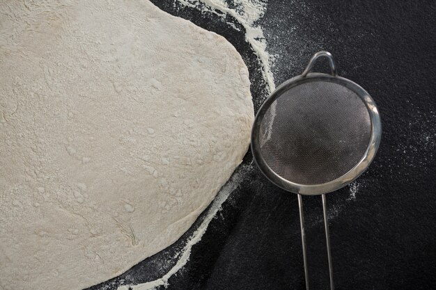 Pasta per pizza con colino da tè