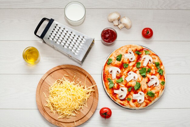 Pasta per pizza con ketchup e funghi