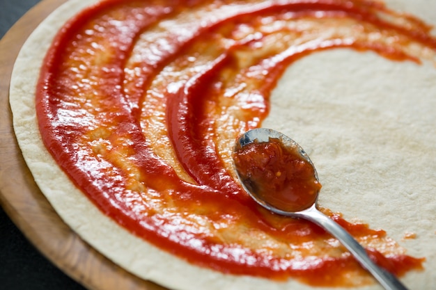 Pasta per pizza con salsa di pomodoro