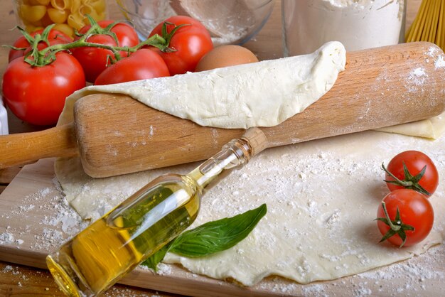 Pasta per pizza e ingredienti