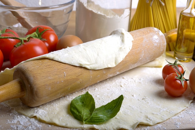 Pasta per pizza e ingredienti