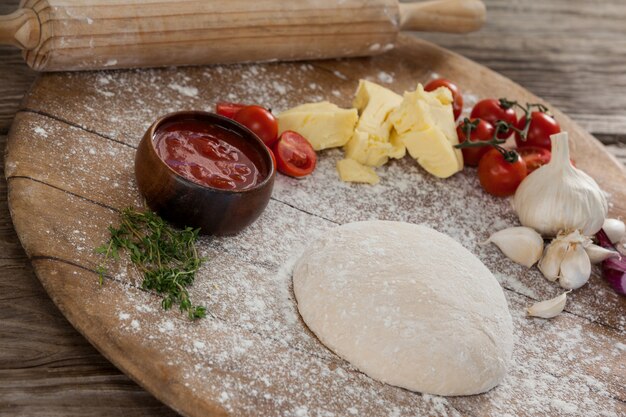 Pasta per pizza, farina, mattarello, con ingrediente