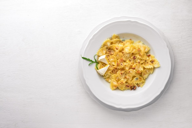 Pasta quattro formaggi Cibo italiano Su uno sfondo di legno Vista dall'alto Spazio libero per il testo