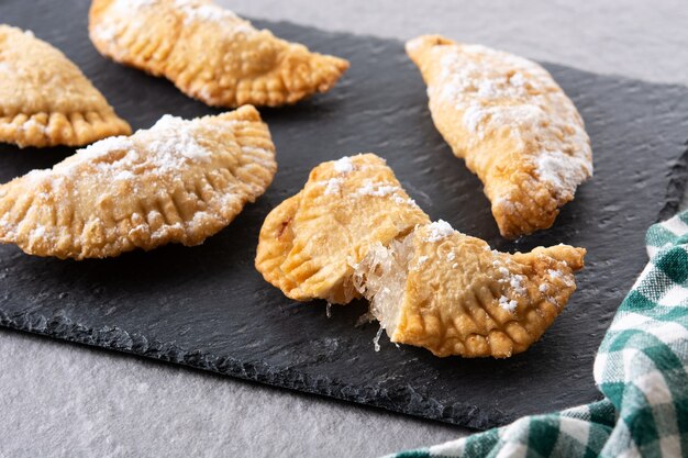 Pasta ripiena dolce spagnola ripiena di capelli d'angelo su un tavolo di legno