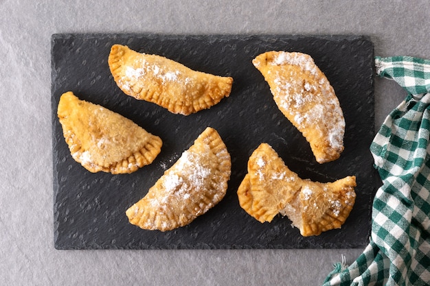 Pasta ripiena dolce spagnola ripiena di capelli d'angelo su un tavolo di legno