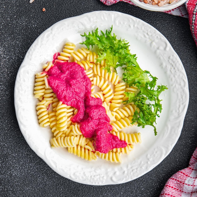 pasta rosa salsa di barbabietole fusilli di verdure beetroo cibo fresco pasto spuntino cibo vegetariano sul tavolo