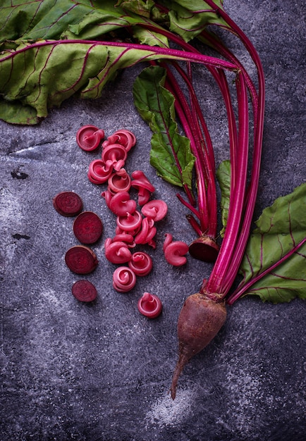Pasta rossa secca con barbabietola rossa. Messa a fuoco selettiva