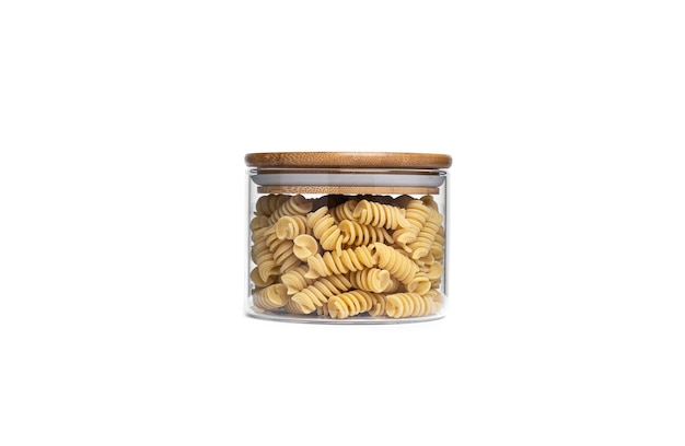 Pasta Rotini in un barattolo di vetro isolato.