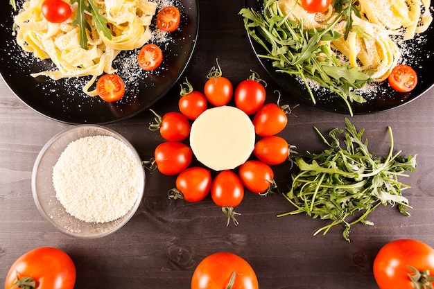 Pasta sana e deliziosa su un tavolo di legno