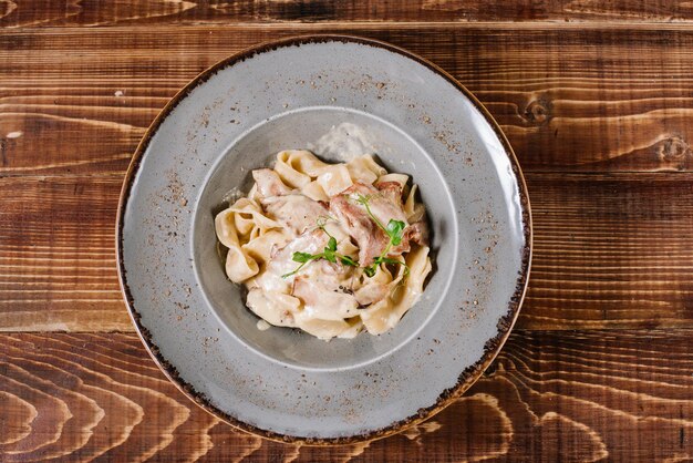 Pasta saporita con salsa su fondo di legno