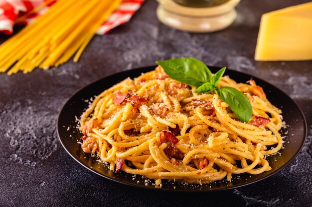 Pasta sarbonara fatta in casa con pancetta, parmigiano duro all'uovo e salsa di panna, fuoco selettivo