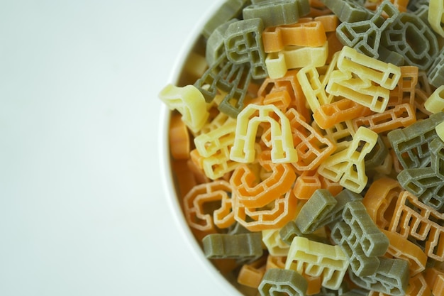 Pasta secca a forma di lettera da vicino