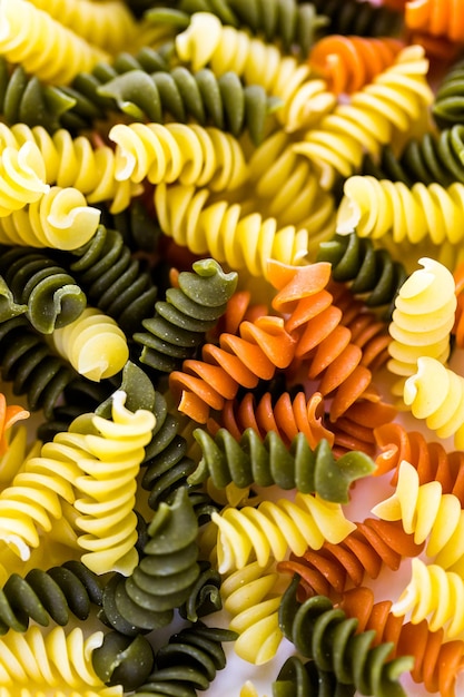 Pasta secca biologica su sfondo bianco.