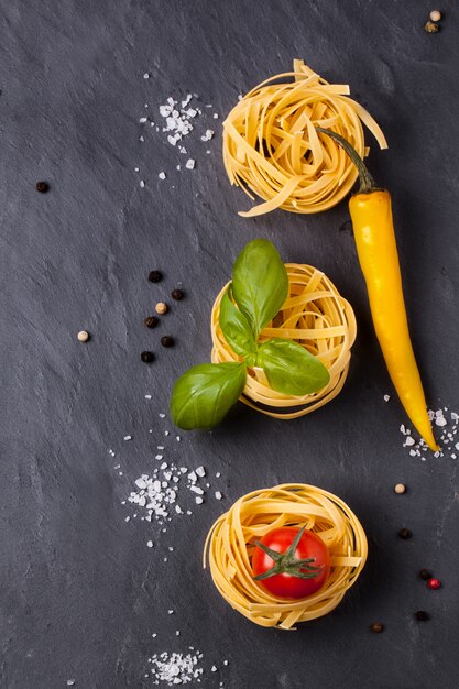 Pasta secca con pomodori, basilico e pepe