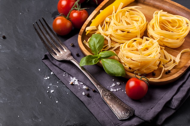 Pasta secca con pomodoro, basilico e pepe