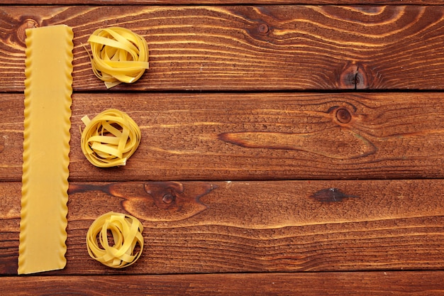 Pasta secca su fondo di legno