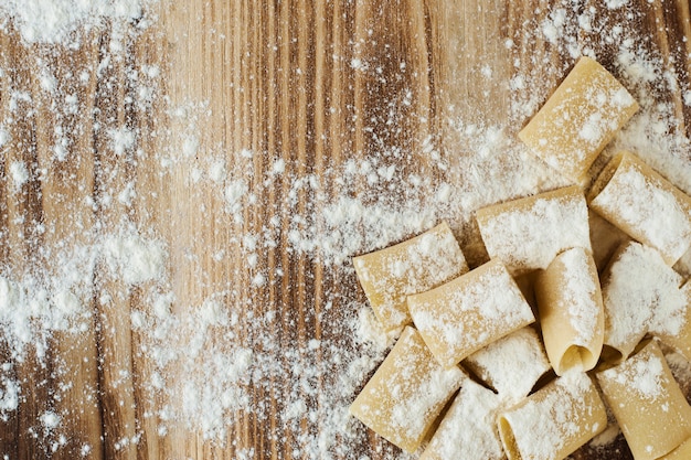 Pasta secca su un tavolo di legno