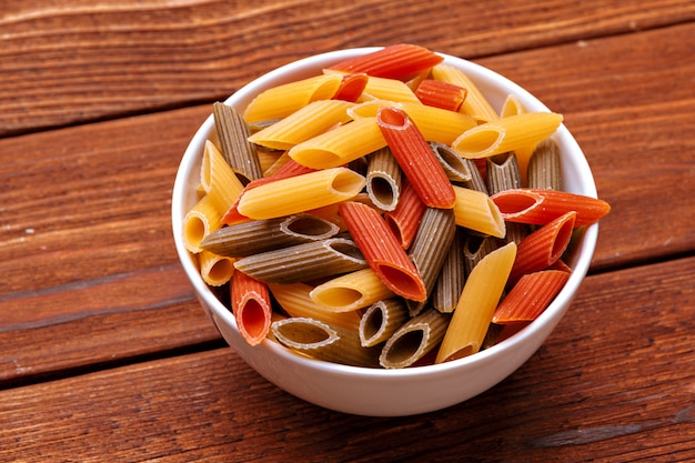 pasta secca sul tavolo di legno