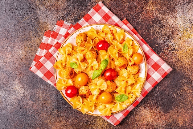 Pasta servita con polpette di pollo e salsa di pomodoro