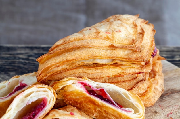 Pasta sfoglia con ripieno rosso fragola