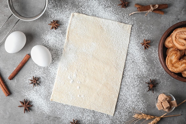 Pasta sfoglia cruda sul tavolo