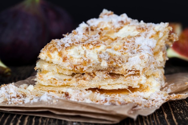 Pasta sfoglia dolce con crema al burro e pasta sfoglia, fichi insieme a pasta sfoglia e crema golosa