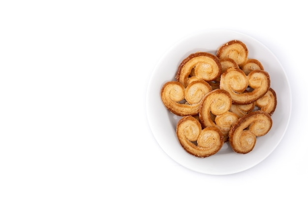 Pasta sfoglia Palmier nel piatto isolato su sfondo bianco