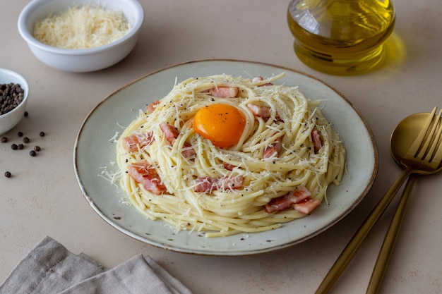 Pasta spaghetti alla carbonara con uovo.