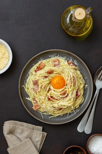 Pasta spaghetti alla carbonara con uovo.