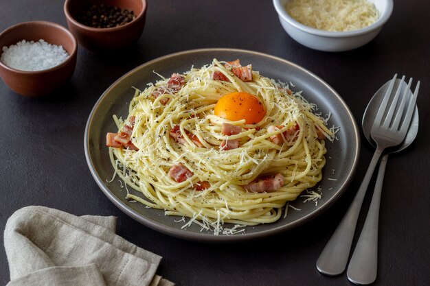 Pasta spaghetti alla carbonara con uovo.