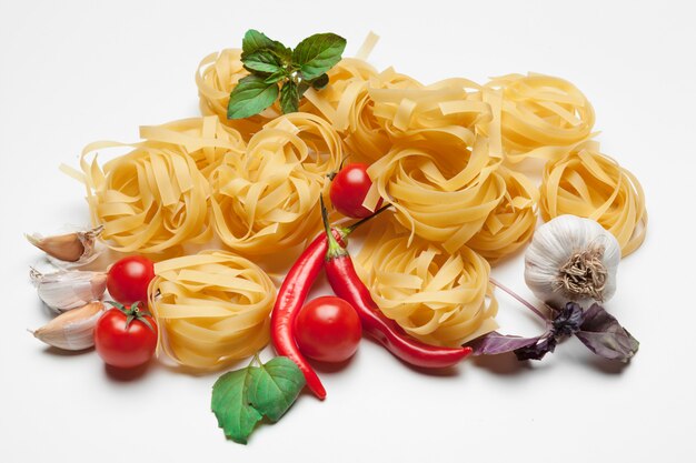 Pasta Spaghetti con ingredienti per cucinare la pasta