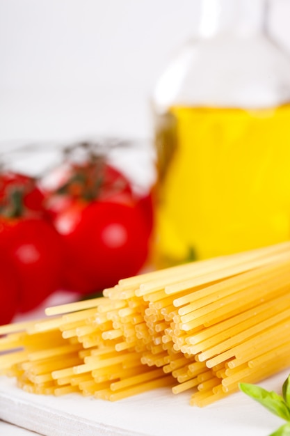 Pasta spaghetti con ingredienti per cucinare la pasta