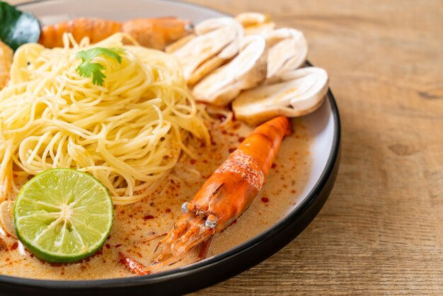 pasta spaghetti gamberi piccanti (Tom Yum Goong)